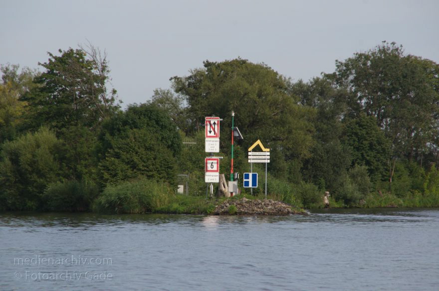 Brandenburg. Paretz. Fluss Havel.
18. 8. 2012. Brandenburg. Paretz. Fluss Havel. Schilderwald für den Schiffsverkehr am Anfang des Sacrow-Paretzer Kanals
Schlüsselwörter: Brandenburg;Deutschland;Fluss;Germany;Havel;2012;Paretz
