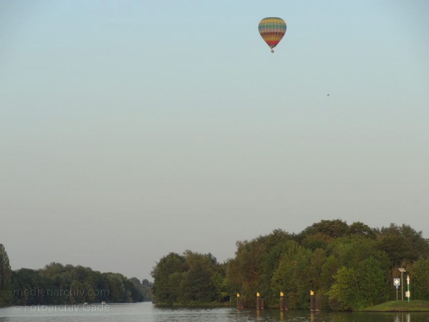 Brandenburg. Ketzin. Fluss Havel. Heissluftballon
19. 8. 2012. Brandenburg. Ketzin. Fluss Havel. Heissluftballon. Abendstimmung
Schlüsselwörter: Abendstimmung;Brandenburg;Deutschland;Fluss;Germany;Havel;Heissluftballon;2012;Ketzin