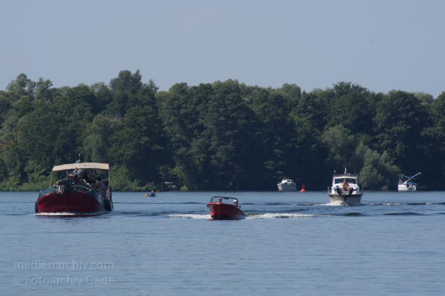 Brandenburg. Fluss Havel zwischen Ketzin und Brandenburg. Motorboote
19. 8. 2012. Brandenburg. Fluss Havel zwischen Ketzin und Brandenburg. Motorboote
Schlüsselwörter: Brandenburg;Deutschland;Fluss;Germany;Havel;Ketzin;Motorboote;2012;Wassersport
