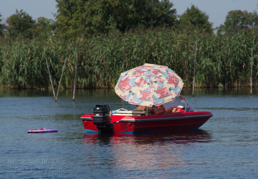 Brandenburg. Fluss Havel zwischen Ketzin und Brandenburg. Motorboote
19. 8. 2012. Brandenburg. Fluss Havel zwischen Ketzin und Brandenburg. Motorboote. Sonnenschirm gegen die Hitze
Schlüsselwörter: Brandenburg;Deutschland;Fluss;Germany;Havel;Ketzin;Motorboote;Sonnenschirm;2012;Wassersport