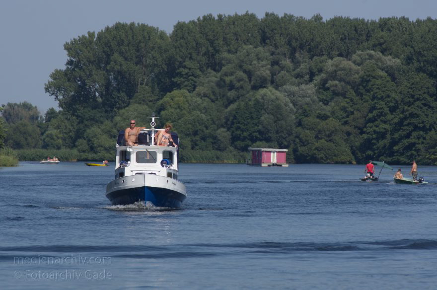 Brandenburg. Fluss Havel zwischen Ketzin und Brandenburg. Motorboote
19. 8. 2012. Brandenburg. Fluss Havel zwischen Ketzin und Brandenburg. Motorboote
Schlüsselwörter: Brandenburg;Deutschland;Fluss;Germany;Havel;Ketzin;Motorboote;2012;Wassersport