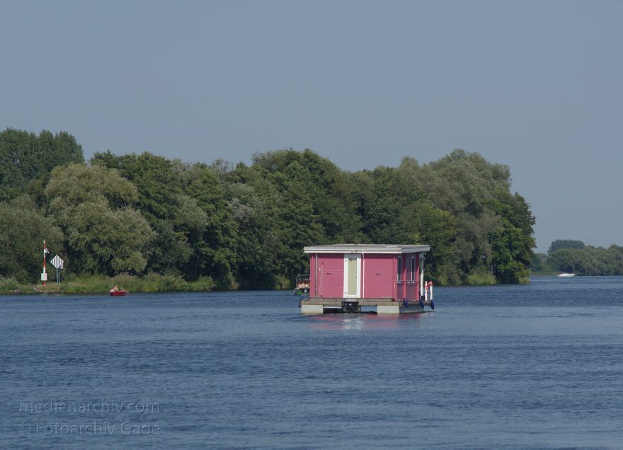 Brandenburg. Fluss Havel zwischen Ketzin und Brandenburg. Motorboote. Hausboot
19. 8. 2012. Brandenburg. Fluss Havel zwischen Ketzin und Brandenburg. Motorboote. Hausboot
Schlüsselwörter: Brandenburg;Deutschland;Fluss;Germany;Hausboote;Havel;Ketzin;Motorboote;2012;Wassersport