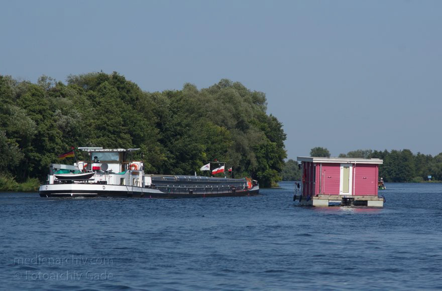 Brandenburg. Fluss Havel zwischen Ketzin und Brandenburg. Motorboote. Hausboot. Binnenschiff
19. 8. 2012. Brandenburg. Fluss Havel zwischen Ketzin und Brandenburg. Motorboote. Hausboot. Binnenschiff
Schlüsselwörter: Binnenschiffe;Brandenburg;Deutschland;Fluss;Germany;Hausboote;Havel;Ketzin;2012;Motorboote