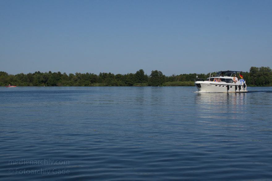 Brandenburg. Fluss Havel zwischen Ketzin und Brandenburg. Motorboote
19. 8. 2012. Brandenburg. Fluss Havel zwischen Ketzin und Brandenburg. Motorboote
Schlüsselwörter: Brandenburg;Deutschland;Fluss;Germany;Havel;Ketzin;Motorboote;2012;Wassersport