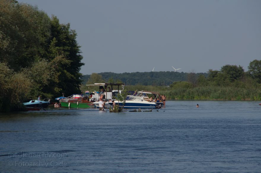 Brandenburg. Fluss Havel zwischen Ketzin und Brandenburg. Motorboote
19. 8. 2012. Brandenburg. Fluss Havel zwischen Ketzin und Brandenburg. Motorboote
Schlüsselwörter: Brandenburg;Deutschland;Fluss;Germany;Havel;Ketzin;Motorboote;2012;Wassersport