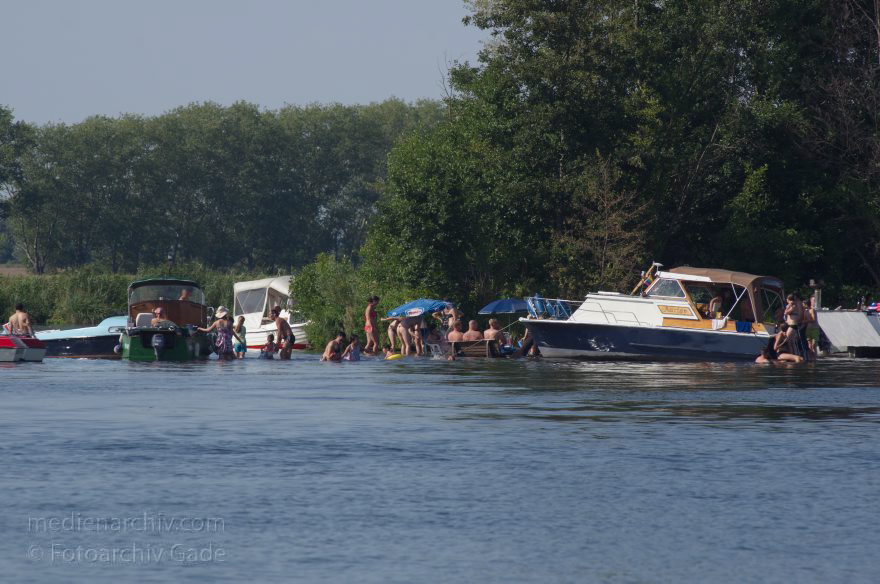 Brandenburg. Fluss Havel zwischen Ketzin und Brandenburg. Motorboote
19. 8. 2012. Brandenburg. Fluss Havel zwischen Ketzin und Brandenburg. Motorboote
Schlüsselwörter: Brandenburg;Deutschland;Fluss;Germany;Havel;Ketzin;Motorboote;2012;Wassersport