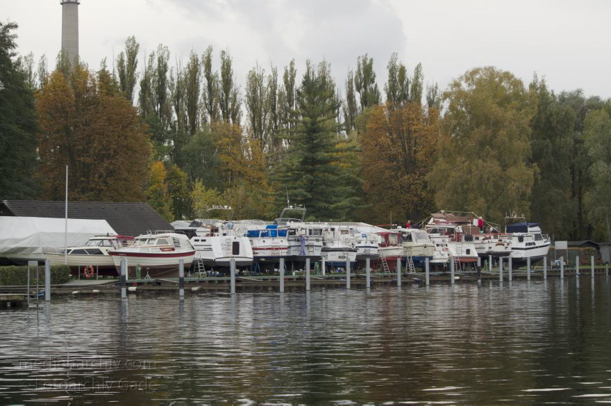 Brandenburg. Havel-Oder-Wasserstraße bei Hennigsdorf
20. 10. 2013. Brandenburg. Havel-Oder-Wasserstraße bei Hennigsdorf. Marina. Liegeplatz. Boote
Schlüsselwörter: Brandenburg;Havel;Havel-Oder-Wasserstraße;Hennigsdorf;Liegeplatz;2013;Marina
