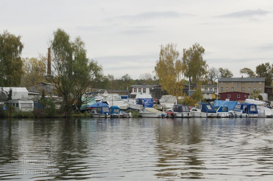 Brandenburg. Havel-Oder-Wasserstraße bei Hennigsdorf
20. 10. 2013. Brandenburg. Havel-Oder-Wasserstraße bei Hennigsdorf. Marina. Liegeplatz. Boote
Schlüsselwörter: Brandenburg;Havel;Havel-Oder-Wasserstraße;Hennigsdorf;Liegeplatz;2013;Marina