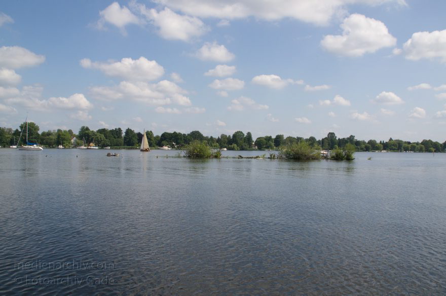 Brandenburg. Havel-Oder-Wasserstraße beim Nieder-Neuendorfer See.
4. 7. 2012. Brandenburg. Havel-Oder-Wasserstraße beim Nieder-Neuendorfer See.
Schlüsselwörter: Brandenburg;Deutschland;Germany;Havel-Oder-Wasserstraße;Nieder-Neuendorfer See;Stahlwerk;2012;Walzwerk