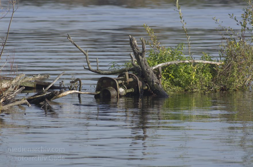 Brandenburg. Nieder-Neuendorfer See. Havel-Oder-Wasserstraße. Künstliche Mole aus versenkten Frachtkähnen.
20. 10. 2012. Brandenburg. Nieder-Neuendorfer See. Havel-Oder-Wasserstraße. Künstliche Mole aus versenkten Frachtkähnen.
Schlüsselwörter: Binnenschiffe;Brandenburg;Deutschland;Germany;Havel-Oder-Wasserstraße;Hennigsdorf;Niederneuendorfer See;2012;Niederneuendorfer-See