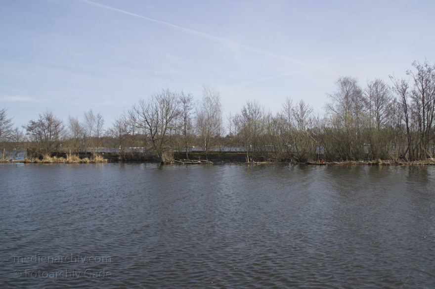 Brandenburg. Nieder-Neuendorfer See. Havel-Oder-Wasserstraße. Künstliche Mole aus versenkten Frachtkähnen.
21. 4. 2013. Brandenburg. Hennigsdorf. Nieder-Neuendorfer See. Havel-Oder-Wasserstraße. Künstliche Mole aus versenkten Frachtkähnen.
Schlüsselwörter: Binnenschiffe;Brandenburg;Deutschland;Germany;Havel-Oder-Wasserstraße;Hennigsdorf;Niederneuendorfer See;2013;Niederneuendorfer-See