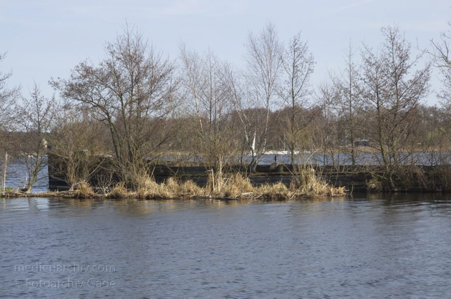 Brandenburg. Nieder-Neuendorfer See. Havel-Oder-Wasserstraße. Künstliche Mole aus versenkten Frachtkähnen.
21. 4. 2013. Brandenburg. Hennigsdorf. Nieder-Neuendorfer See. Havel-Oder-Wasserstraße. Künstliche Mole aus versenkten Frachtkähnen.
Schlüsselwörter: Binnenschiffe;Brandenburg;Deutschland;Germany;Havel-Oder-Wasserstraße;Hennigsdorf;Niederneuendorfer See;2013;Niederneuendorfer-See