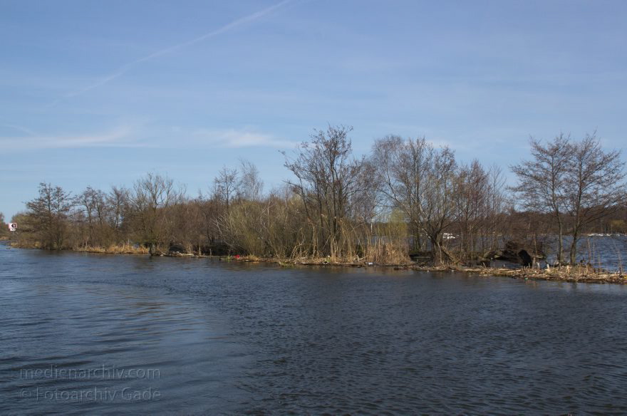 Brandenburg. Nieder-Neuendorfer See. Havel-Oder-Wasserstraße. Künstliche Mole aus versenkten Frachtkähnen.
21. 4. 2013. Brandenburg. Hennigsdorf. Nieder-Neuendorfer See. Havel-Oder-Wasserstraße. Künstliche Mole aus versenkten Frachtkähnen.
Schlüsselwörter: Binnenschiffe;Brandenburg;Deutschland;Germany;Havel-Oder-Wasserstraße;Hennigsdorf;Niederneuendorfer See;2013;Niederneuendorfer-See