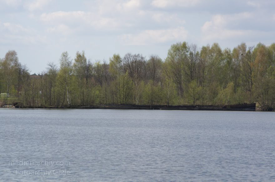 Brandenburg. Nieder-Neuendorfer See. Havel-Oder-Wasserstraße. Künstliche Mole aus versenkten Frachtkähnen.
28. 4. 2013. Brandenburg. Hennigsdorf. Nieder-Neuendorfer See. Havel-Oder-Wasserstraße. Künstliche Mole aus versenkten Frachtkähnen.
Schlüsselwörter: Berlin;Binnenschiffe;Brandenburg;Deutschland;Fluss;Germany;Havel;Havel-Oder-Wasserstraße;Hennigsdorf;Niederneuendorfer See;Niederneuendorfer-See;2013;Schnee