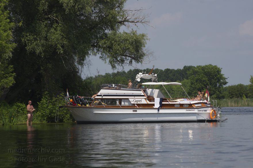 Bandenburg. Fluss Havel zwischen Ketzin und Werder. Boote. Schiffe
9. 6. 2013. Bandenburg. Fluss Havel zwischen Ketzin und Werder. Boote. Schiffe. Ankerndes Motorboot. Motoryacht
Schlüsselwörter: ankern;Boote;Brandenburg;Deutschland;Fluss;Germany;Havel;2013;Motorboote