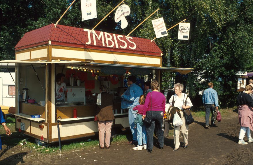Brandenburg. Pferdemarkt in Havelberg.
September1994. Deutschland. Brandenburg. Havelberg. Pferdemarkt. Imbiss
Schlüsselwörter: Brandenburg;Deutschland;Germany;Havelberg;Imbiss;Markt;1994;Pferdemarkt