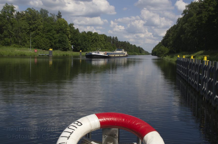 Brandenburg. Havelkanal. An der Schleuse Schönwalde
7. 6. 2013. Brandenburg. Havelkanal. Vor der Schleuse Schönwalde. Rettungsring und Binnnenschiff
Schlüsselwörter: Binnenschiffe;Brandenburg;Deutschland;Germany;Havelkanal;Rettungsring;Schleuse;2013;Schönwalde