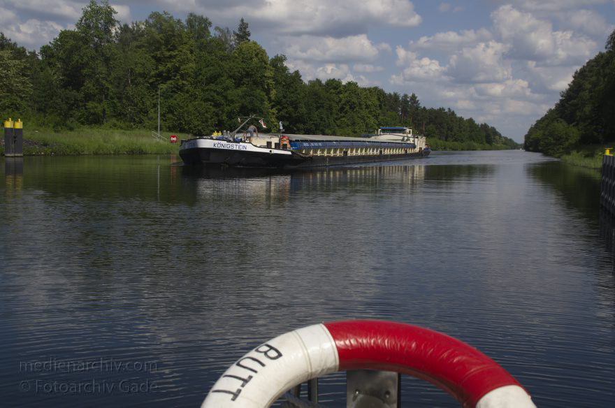 Brandenburg. Havelkanal
7. 6. 2013. Brandenburg. Havelkanal. Rettungsring und Binnenschiff
Schlüsselwörter: Binnenschiffe;Brandenburg;Deutschland;Germany;Havelkanal;Rettungsring;2013;Schönwalde