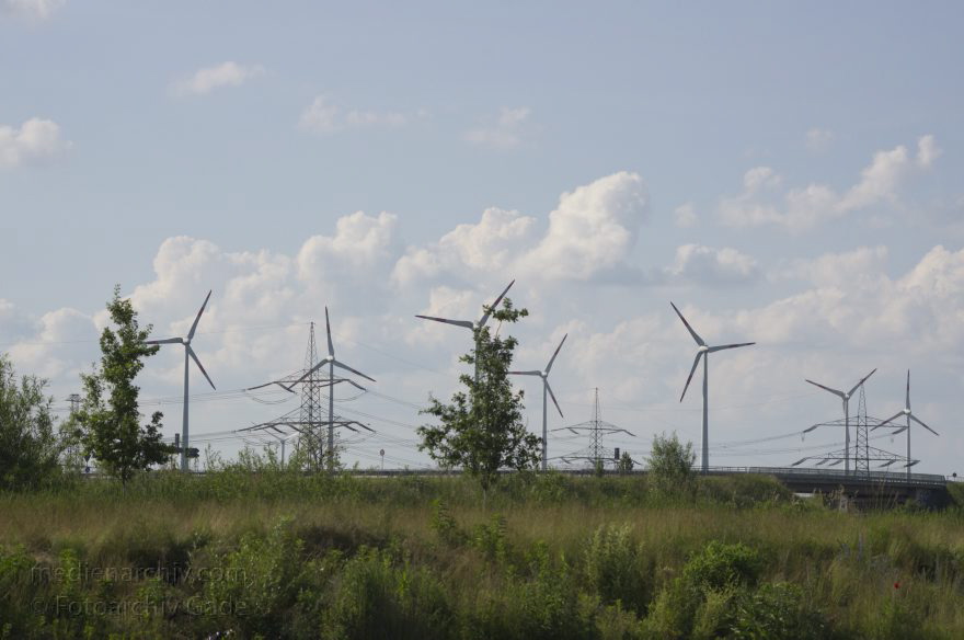 Windkrafträder bei Wustermark. Stromerzeugung
7. 6. 2013. Brandenburg. Havelkanal. Windkrafträder bei Wustermark. Stromerzeugung
Schlüsselwörter: Brandenburg;Deutschland;Energie;Germany;Havelkanal;Stromerzeugung;Windkraft;2013;Wustermark