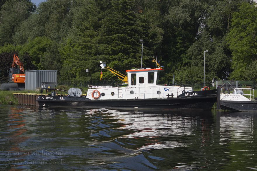 Havelkanal. Wustermark. Boot Milan der Schifffahrtspolizei.
7. 6. 2013. Brandenburg. Havelkanal. Wustermark. Boot Milan der Schifffahrtspolizei.
Schlüsselwörter: Boote;Brandenburg;Deutschland;Germany;Havelkanal;Schifffahrtspolizei;2013;Wustermark