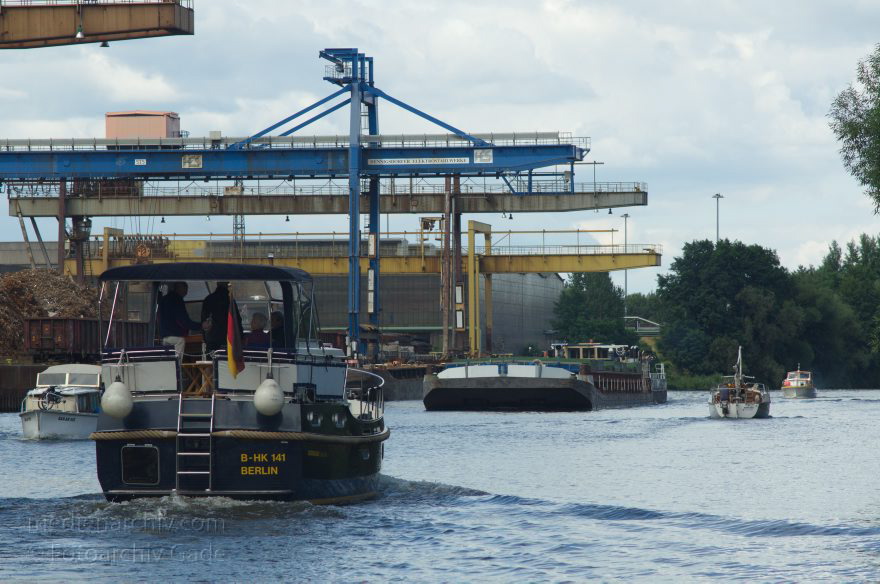 Brandenburg. Stahl- und Walzwerk Hennigsdorf an der Havel-Oder-Wasserstraße. Binnenschiffe
11. 8. 2012. Brandenburg. Stahl- und Walzwerk Hennigsdorf an der Havel-Oder-Wasserstraße. Binnenschiffe und Motorboote
Schlüsselwörter: Binnenschiffe;Boote;Brandenburg;Deutschland;Germany;Havel-Oder-Wasserstraße;Hennigsdorf;Sportboote;Stahl- und Walzwerk;Stahlwerk;2012;Walzwerk