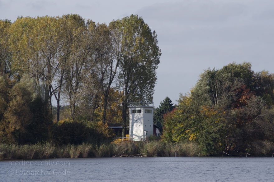 Alter DDR Wachturm der Berliner Mauer in Nieder Neuendorf am Fluss Havel
13. 10. 2013. Brandenburg. Hennigsdorf. Alter DDR Wachturm der Berliner Mauer in Nieder Neuendorf am Fluss Havel.
Schlüsselwörter: Brandenburg;DDR;Fluss;Grenze;Havel;Hennigsdorf;Nieder Neuendorf;2013;Wachturm