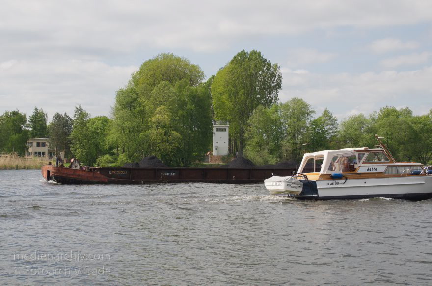 Brandenburg. Niederneuendorf. Havel. Ehemaliger Wachturm. Binnenschiffe
27. 4. 2014. Brandenburg. Niederneuendorf. Fluss Havel. Ehemaliger Wachturm der DDR. Binnenschiffe. Motorboot. Motoryacht
Schlüsselwörter: Binnenschiff;Boote;Brandenburg;DDR;Grenze;Motorboot;Motoryacht;Niederneuendorf;Schiffe;2014;Wachturm