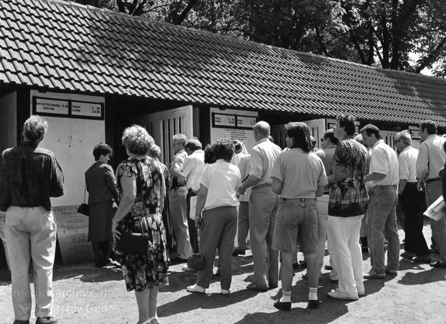 Galopprennen Hoppegarten Rennbahn Brandenburg
Mai 1992. Brandenburg. Pferderennbahn Hoppegarten. Galopprennen. Eingang. An der Kasse
Schlüsselwörter: Brandenburg;Deutschland;Eingang;Germany;Hoppegarten;Kasse;1992;Pferderennbahn