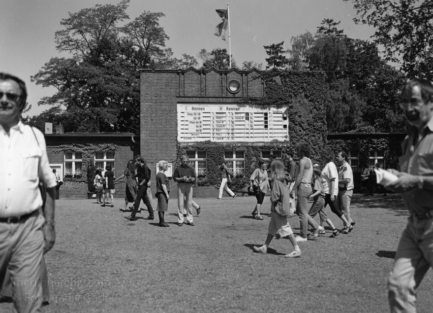 Galopprennen Hoppegarten Rennbahn Brandenburg
Mai 1992. Brandenburg. Pferderennbahn Hoppegarten. Galopprennen. Renntafel
Schlüsselwörter: Brandenburg;Deutschland;Germany;Hoppegarten;1992;Pferderennbahn