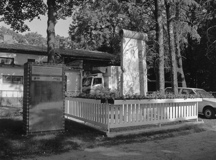 Brandenburg. Pferderennbahn Hoppegarten. Denkmal Reststück der Berliner Mauer
24. 5. 1992. Brandenburg. Pferderennbahn Hoppegarten. Denkmal Reststück der Berliner Mauer
Schlüsselwörter: Berliner Mauer;Brandenburg;Deutschland;Germany;Hoppegarten;2012;Pferderennbahn