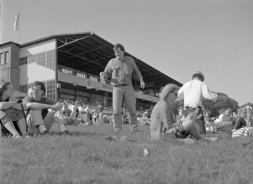 Brandenburg. Pferderennbahn Hoppegarten.
24. 5. 1992. Brandenburg. Pferderennbahn Hoppegarten.
Schlüsselwörter: Brandenburg;Deutschland;Germany;Hoppegarten;2012;Pferderennbahn