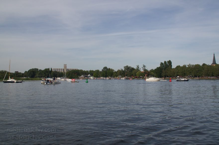 Brandenburg. Ketzin. Fluss Havel. Motorboote vor Anker. Fischerfest
18. 8. 2012. Brandenburg. Ketzin. Fluss Havel. Motorboote ankern vor dem Ort. Zum 22. Ketziner Fischerfest finden Veranstaltungen statt. Man beobachtet Vorführungen mit Jetskis.
Schlüsselwörter: Brandenburg;Deutschland;Fischerfest;Fluss;Germany;Havel;Ketzin;2012;Motorboote