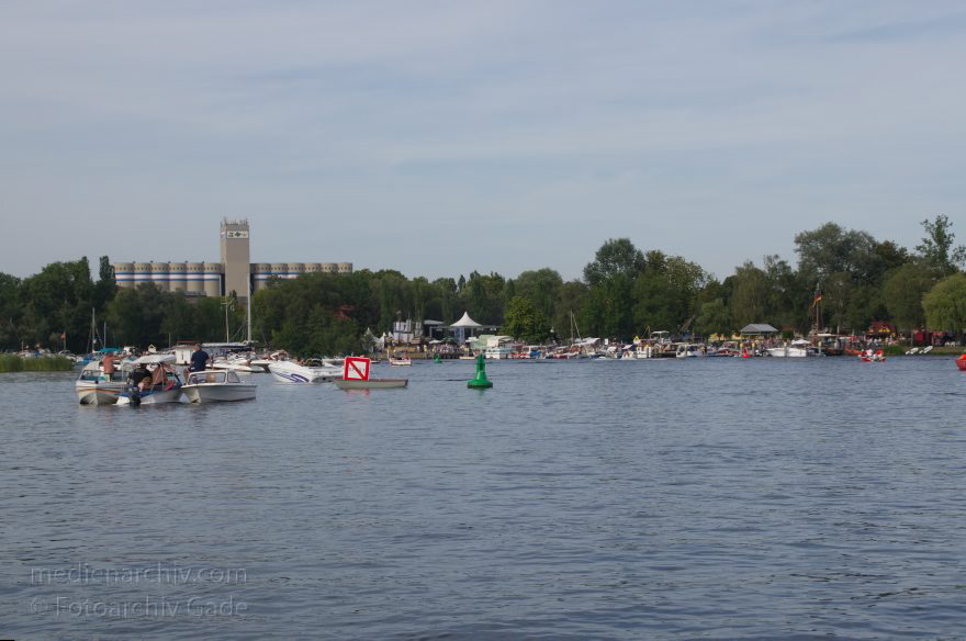 Brandenburg. Ketzin. Fluss Havel. Motorboote vor Anker. Fischerfest
18. 8. 2012. Brandenburg. Ketzin. Fluss Havel. Motorboote ankern vor dem Ort. Zum 22. Ketziner Fischerfest finden Veranstaltungen statt. Man beobachtet Vorführungen mit Jetskis.
Schlüsselwörter: Brandenburg;Deutschland;Fischerfest;Fluss;Germany;Havel;Ketzin;2012;Motorboote