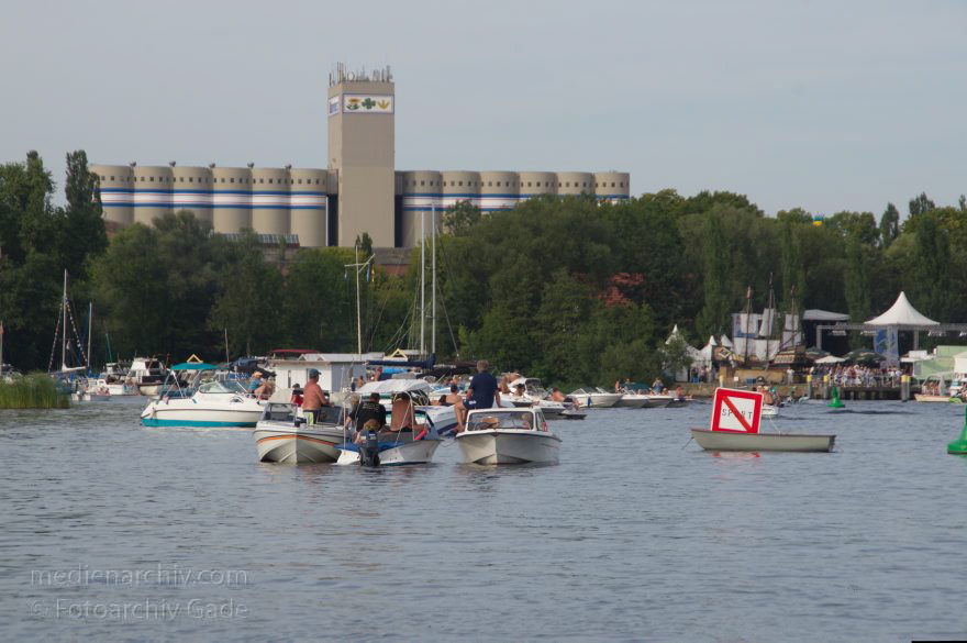Brandenburg. Ketzin. Fluss Havel. Motorboote vor Anker. Fischerfest
18. 8. 2012. Brandenburg. Ketzin. Fluss Havel. Motorboote ankern vor dem Ort. Zum 22. Ketziner Fischerfest finden Veranstaltungen statt. Kraftfuttermischwerk
Schlüsselwörter: Brandenburg;Deutschland;Fischerfest;Fluss;Germany;Havel;Ketzin;Kraftfuttermischwerk;2012;Motorboote