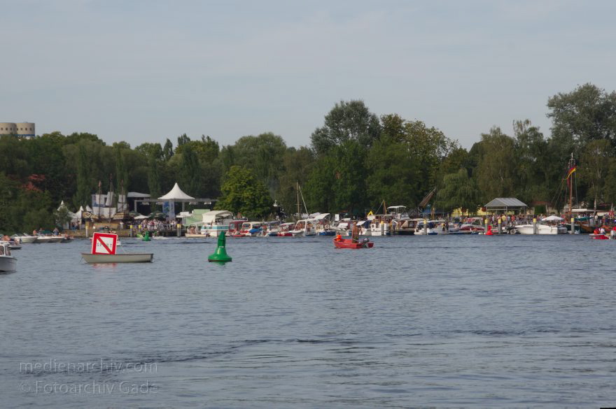 Brandenburg. Ketzin. Fluss Havel. Motorboote vor Anker. Fischerfest
18. 8. 2012. Brandenburg. Ketzin. Fluss Havel. Motorboote ankern vor dem Ort. Zum 22. Ketziner Fischerfest finden Veranstaltungen statt. Man beobachtet Vorführungen mit Jetskis.
Schlüsselwörter: Brandenburg;Deutschland;Fischerfest;Fluss;Germany;Havel;Ketzin;2012;Motorboote