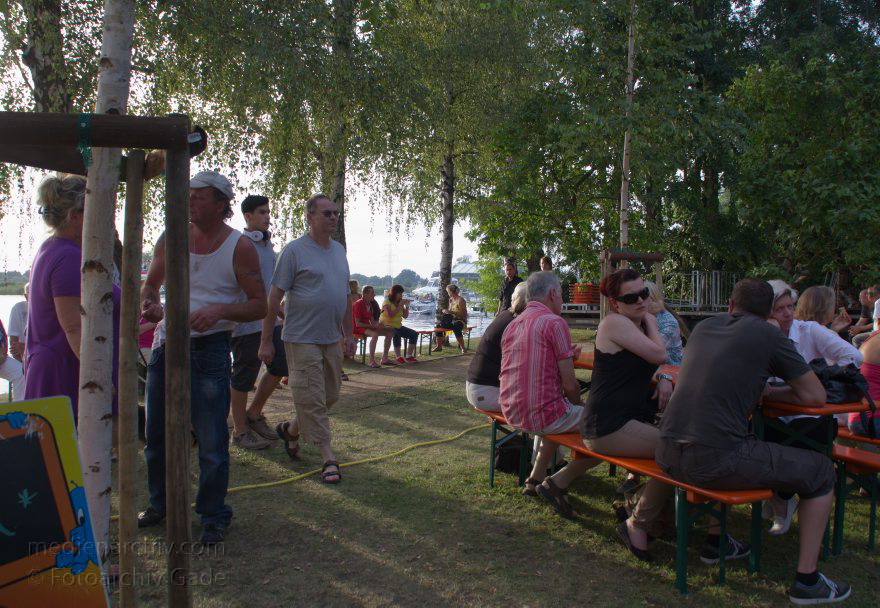 Brandenburg. Ketzin. Publikum beim Fischerfest
18. 8. 2012. Brandenburg. Ketzin. Publikum beim Fischerfest
Schlüsselwörter: Brandenburg;Deutschland;Fischerfest;Germany;Ketzin;Publikum;2012;Vorstellung
