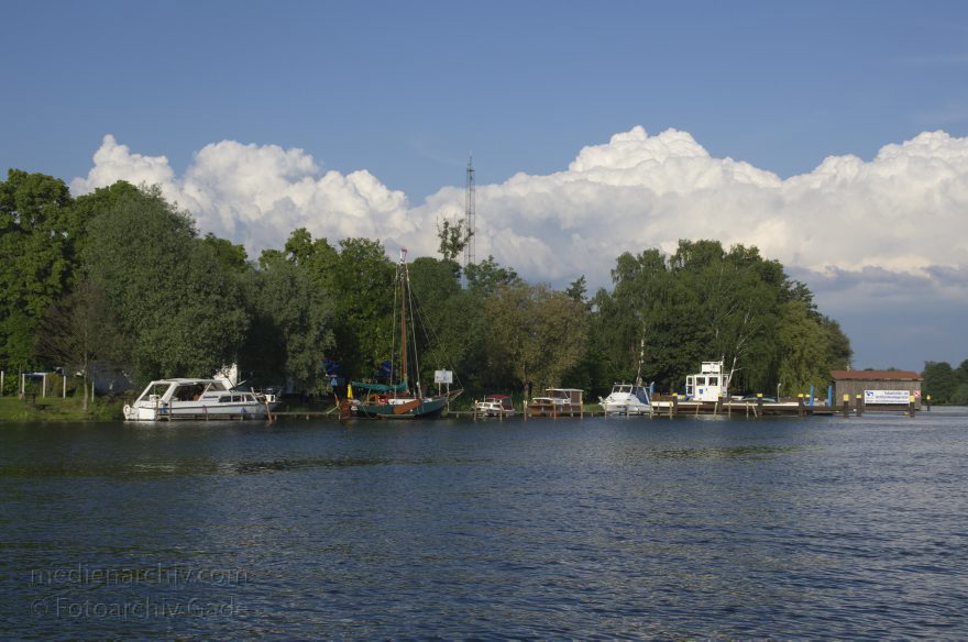Ketzin. Fluss Havel. Schiffe. Boote
7. 6. 2013. Brandenburg. Ketzin. Fluss Havel. Schiffe. Boote
Schlüsselwörter: Boote;Brandenburg;Deutschland;Fluss;Germany;Havel;Ketzin;2013;Schiffe