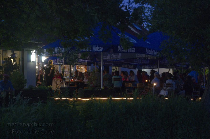 Brandenburg. Ketzin. Gasthaus An der Fähre. Liveauftritt am Abend. Biergarten
7. 6. 2013. Brandenburg. Ketzin. Gasthaus An der Fähre. Liveauftritt am Abend. Biergarten
Schlüsselwörter: Biergarten;Brandenburg;Deutschland;Gasthaus;Germany;Havel;Ketzin;Musiker;2013;Restaurant