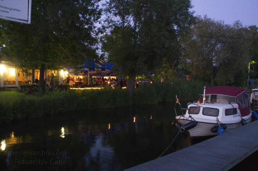Ketzin. Fluss Havel. Schiffe. Boote
7. 6. 2013. Brandenburg. Ketzin. Fluss Havel. Motorboot am Anleger der Geststätte an der Fähre. Abend
Schlüsselwörter: Boote;Brandenburg;Deutschland;Fluss;Germany;Havel;Ketzin;Motorboot;2013;Schiffe