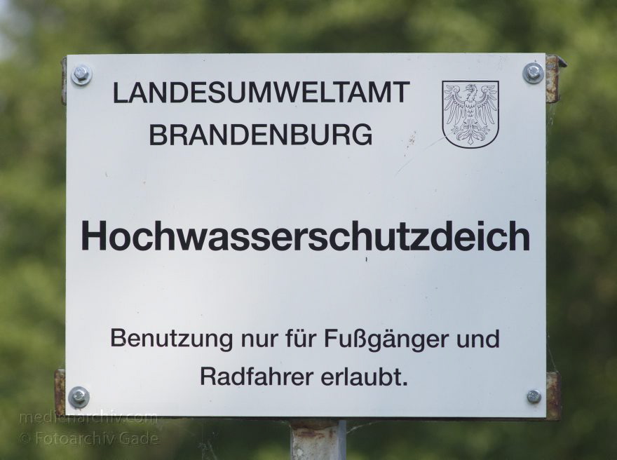 Brandenburg. Ketzin. Hochwasserschutzdeich
8. 6. 2013. Brandenburg. Ketzin. Paretz. Hochwasserschutzdeich
Schlüsselwörter: Brandenburg;Deich;Deutschland;Germany;Havel;Hochwasserschutzdeich;Ketzin;2013;Paretz
