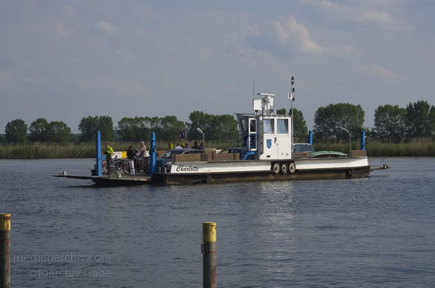Ketzin. Seilfähre Charlotte auf dem Fluss Havel
8. 6. 2013. Brandenburg. Ketzin. Seilfähre Charlotte auf dem Fluss Havel
Schlüsselwörter: Brandenburg;Deutschland;Fluss;Fähre;Germany;Havel;Ketzin;2013;Seilfähre