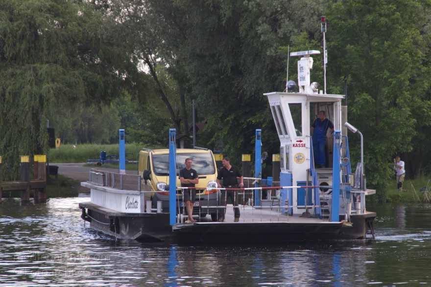 Ketzin. Seilfähre Charlotte auf dem Fluss Havel
8. 6. 2013. Brandenburg. Ketzin. Seilfähre Charlotte auf dem Fluss Havel
Schlüsselwörter: Deutschland;Fluss;Fähre;Germany;Havel;Brandenburg;Seilfähre