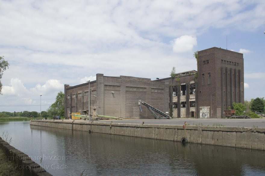 Brandenburg. Ketzin. Ehemalige Zuckerfabrik
8. 6. 2013. Brandenburg. Ketzin. Ehemalige Zuckerfabrik. Angler auf einer Pier an der Havel. angeln
Schlüsselwörter: Brandenburg;Deutschland;Fluss;Germany;Hafenmole;Havel;Ketzin;Pier;2013;Zuckerfarbik