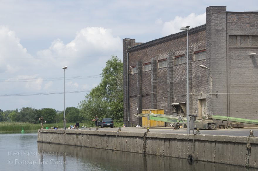 Brandenburg. Ketzin. Ehemalige Zuckerfabrik
8. 6. 2013. Brandenburg. Ketzin. Ehemalige Zuckerfabrik. Angler auf einer Pier an der Havel. angeln
Schlüsselwörter: angeln;Angler;Brandenburg;Deutschland;Fluss;Germany;Hafenmole;Havel;Ketzin;Pier;2013;Zuckerfarbik