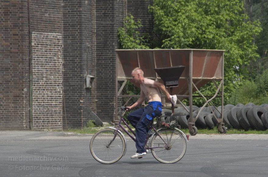 Brandenburg. Ketzin. Ehemalige Zuckerfabrik
8. 6. 2013. Brandenburg. Ketzin. Ehemalige Zuckerfabrik. Junger Mann mit einem Grill auf dem Fahrrad
Schlüsselwörter: Brandenburg;Deutschland;Fahrrad;Germany;Grill;Ketzin;2013;Zuckerfarbik