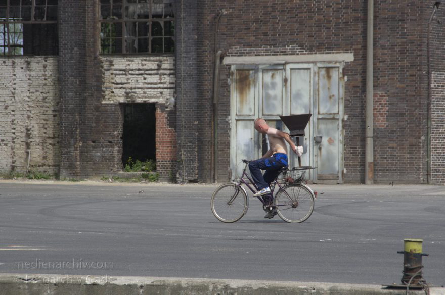 Brandenburg. Ketzin. Ehemalige Zuckerfabrik
8. 6. 2013. Brandenburg. Ketzin. Ehemalige Zuckerfabrik. Junger Mann mit einem Grill auf dem Fahrrad
Schlüsselwörter: Brandenburg;Deutschland;Fahrrad;Germany;Grill;Ketzin;2013;Zuckerfarbik
