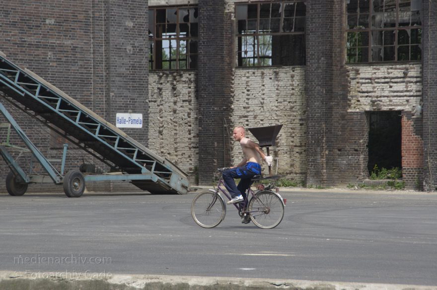 Brandenburg. Ketzin. Ehemalige Zuckerfabrik
8. 6. 2013. Brandenburg. Ketzin. Ehemalige Zuckerfabrik. Junger Mann mit einem Grill auf dem Fahrrad
Schlüsselwörter: Brandenburg;Deutschland;Fahrrad;Germany;Grill;Ketzin;2013;Zuckerfarbik