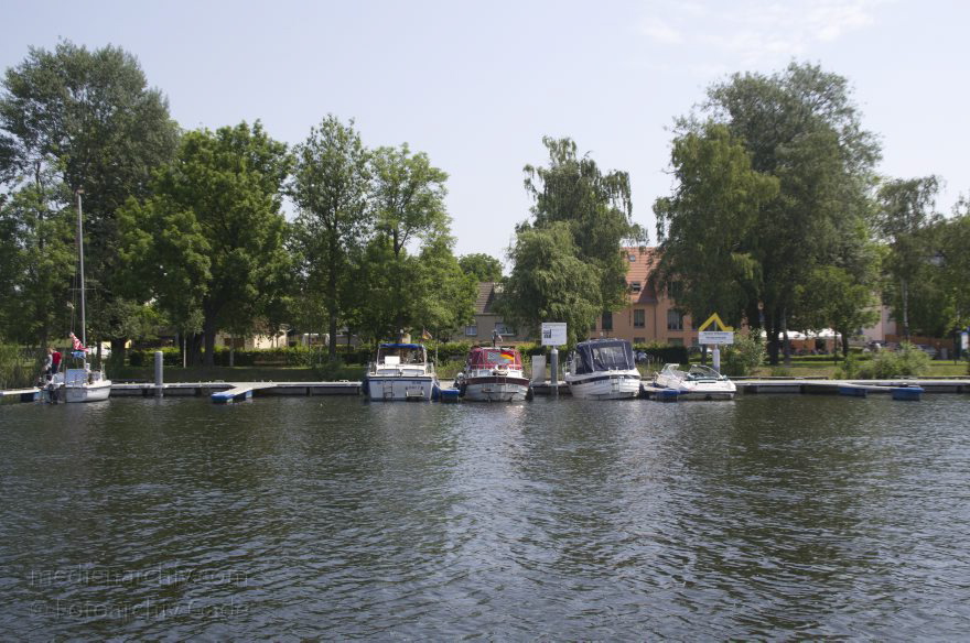 Brandenburg. Ketzin
9. 6. 2013. Brandenburg. Ketzin. Fluss Havel. Stadtanleger für Sportboote. Hafen
Schlüsselwörter: Boote;Brandenburg;Deutschland;Fluss;Germany;Hafen;Havel;Ketzin;Sportboote;2013;Stadtanleger