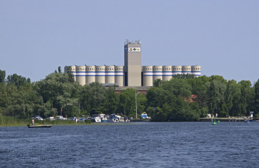 Brandenburg. Ketzin. Fluss Havel. Getreidesilos. Bohnhorst Agrarhandel
9. 6. 2013. Brandenburg. Ketzin. Fluss Havel. Getreidesilos. Bohnhorst Agrarhandel
Schlüsselwörter: Brandenburg;Deutschland;Fluss;Germany;Havel;2013;Ketzin