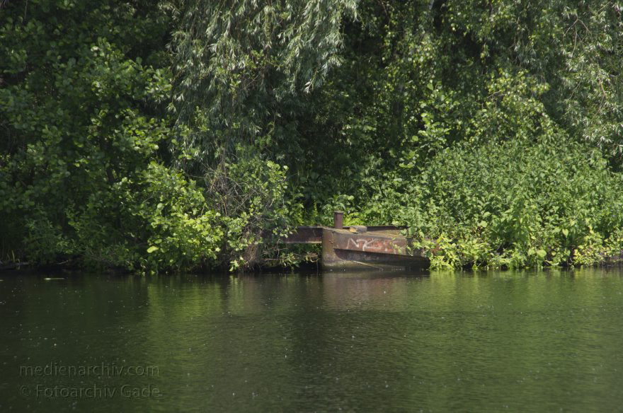 Ketziner Bruchlandschaft. Vesenkte untergegangene Kähne
Brandenburg. Ketzin an der Havel. Ketziner Bruchlandschaft. Vesenkte untergegangene Kähne
Schlüsselwörter: Brandenburg;Bruchlandschaft;Deutschland;Fluss;Germany;Havel;Kahn;Ketzin;Ketziner Bruchlandschaft;2013;Kähne